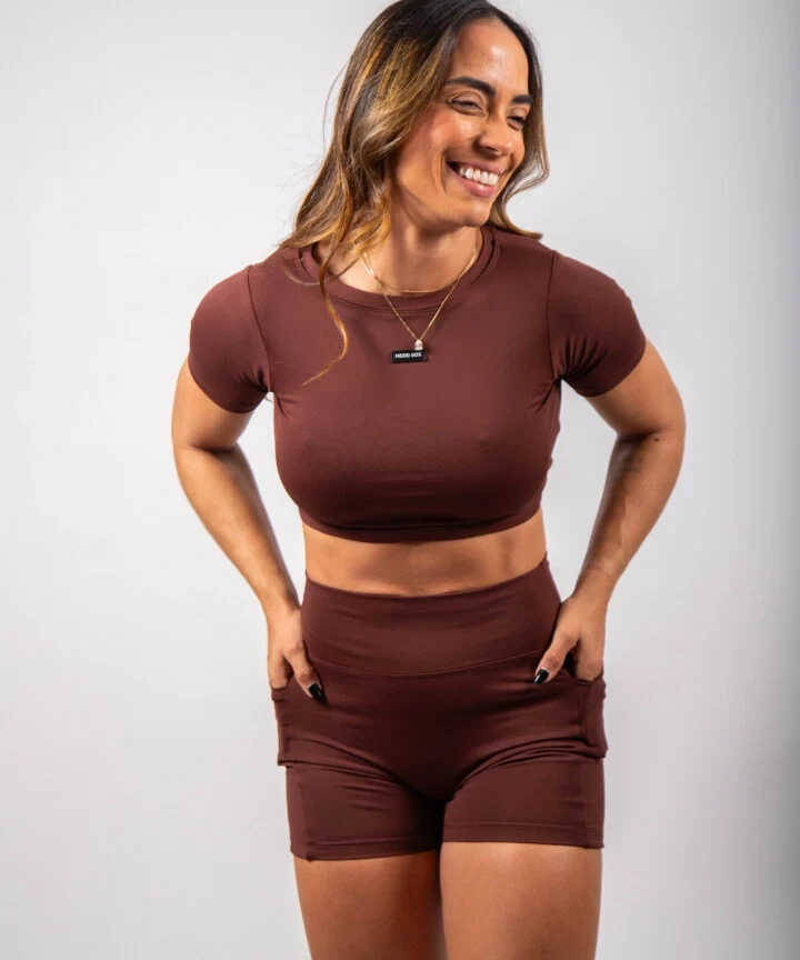 SHORT COM BOLSO MARROM